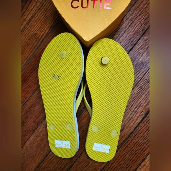 Kate Spade Yellow Flip Flops Size 8 NEW - Picture 2 of 7